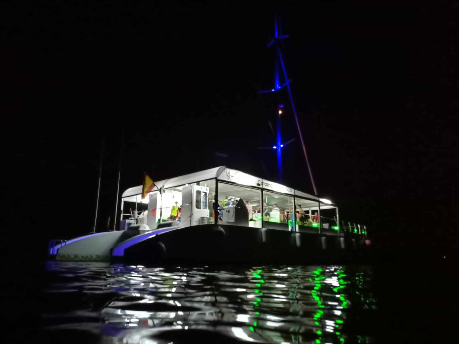 Evento nocturno en el catamarán Y-Olé